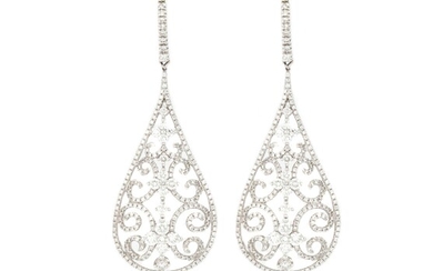 Boucles d'oreilles pendantes en or blanc 18K serties de diamants taille brillant pesant environ 1,90ct....