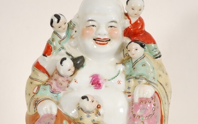 Bouddha souriant entouré de cinq enfantsDécor polychrome. Chine.H. 22,5 cm.