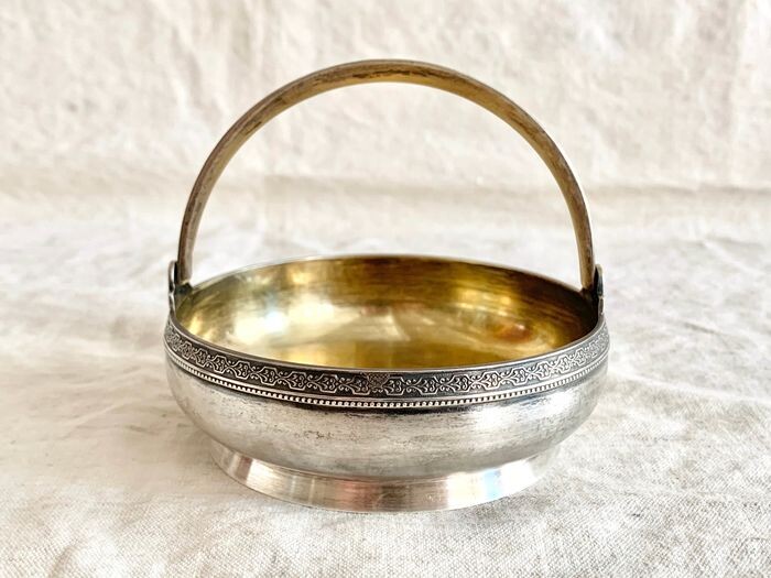 Bowl, Russian silver - A magnificent bon bon Serving bowl- .875 (84 Zolotniki) silver - Russian silversmith- Russia - First half 20th century