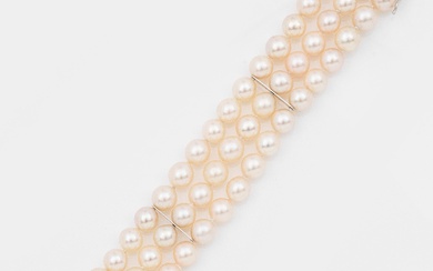 Bracelet de perles avec saphirs en or blanc, taille 750. Bracelet à trois rangs de...