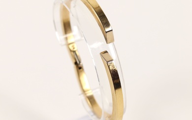 Bracelet rigide ouvrant en or jaune (750). Poids : 19.40 gr