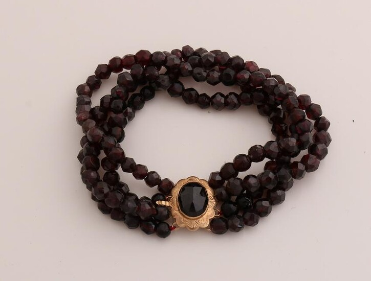 Bracelet with garnet and yellow gold clasp, 585/000.