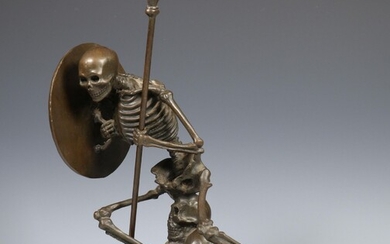 Bronzen sculptuur van een skelet als krijger met speer en...