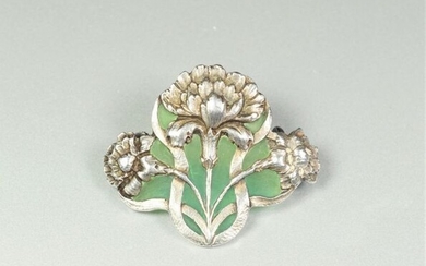 Brooch in silver (900/oo) with vegetal decoration, decorated with green...