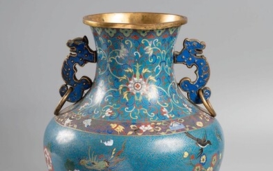 CHINE, XIXème siècle. Vase Hu à décor d’oiseaux volant au dessus des fleurs sur la...