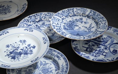 CHINE, XVIIIe siècle Six assiettes en porcelaine à décor varié en bleu sous couverte de...
