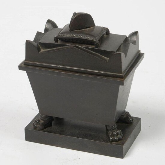 Cast iron Berlin inkwell with brown patina in the form of the "catafalque" of the Emperor Napoleon composed of his inkwell and hourglass under which is the body of the deceased. Circa 1840. Dim.:+/-9,3x10x5,3cm.