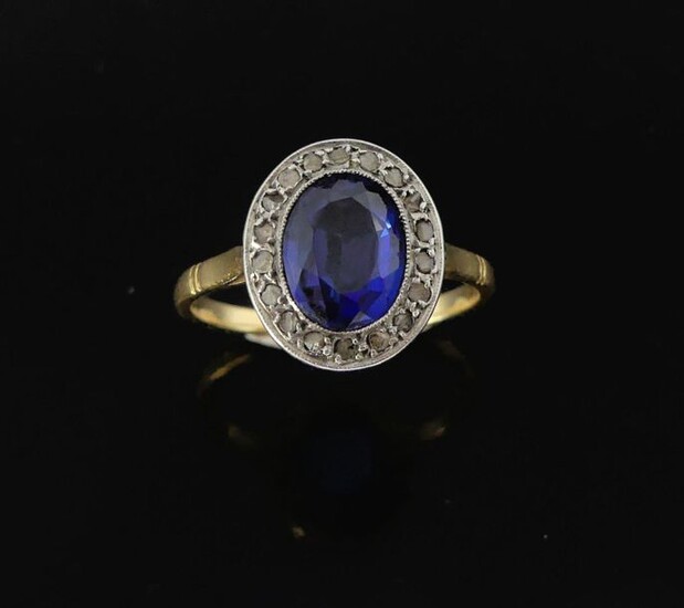 Charming RING two golds, the oval bezel set with a sapphire probably Verneuil in an entourage of roses. Gross weight 2,9 g TDD 53 (central stone to be retightened)