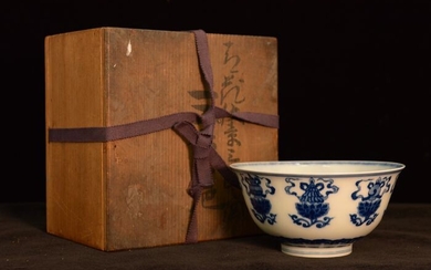 Chawan 茶碗 (tea bowl) - Ceramic - Ko-imari tea bowl with collector wooden box - Japan - 19th century (Edo period)