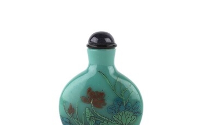 Chine, 18e siècle Rare tabatière en verre vert émaillé d’un décor de fleur et feuilles...