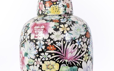 Chine, XIXe siècle Pot couvert en porcelaine à décor en émaux de la famille rose...
