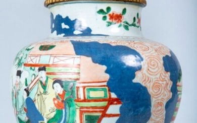 Chine, XVIIe siècle, potiche en porcelaine et émaux wucai à décor d'immortels auprès de pavillons...