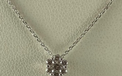 Collier Fleur en or blanc orné de 7 diamants ronds taille moderne 0.25 carat. Fermoir...