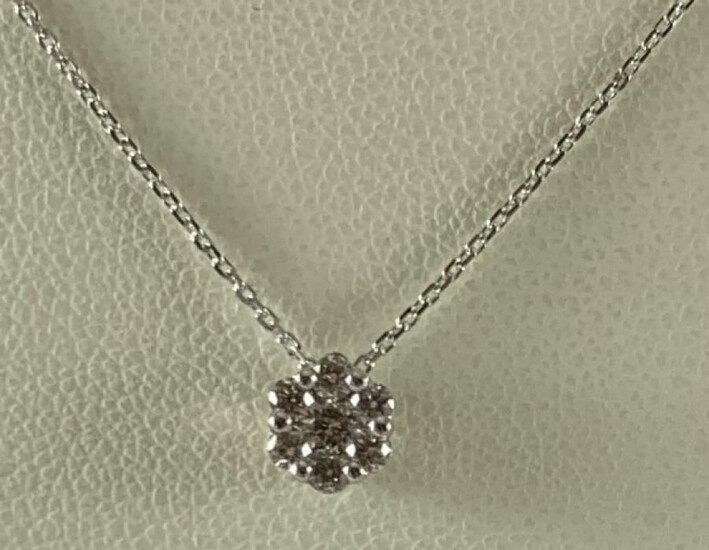 Collier Fleur en or blanc orné de 7 diamants ronds taille moderne 0.25 carat. Fermoir...