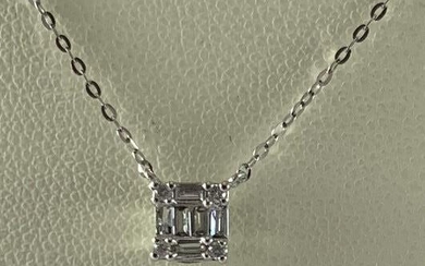 Collier maille forçat en or blanc 0.95g, orné d'un pendentif carré agrémenté de 4 diamants ronds taille moderne 0.05 carat et de 6 diamants baguettes 0.10 carat. Fermoir anneau ressort.