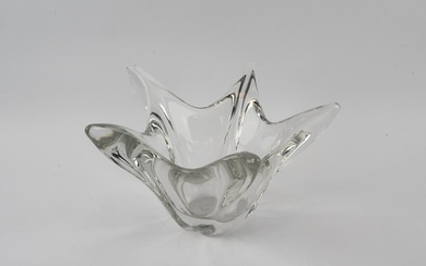 DAUM, Vase en verre pressé moulé, signé sur la base, petites rayures d'usage, H :...