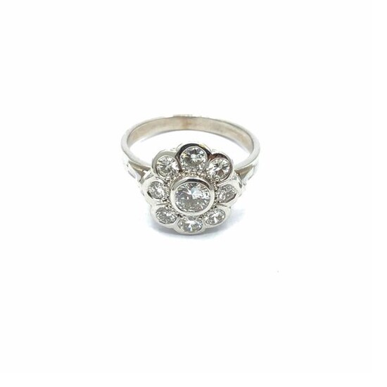 Daisy ring in 750° white gold with a central diamond of about 0.30 ct in a ring of eight brilliant-cut diamonds
