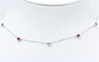 Delicate articulated necklace in 750 thousandths white gold centred on a brilliant-cut diamond set with round faceted rubies in a closed setting. It is embellished with a spring ring clasp.