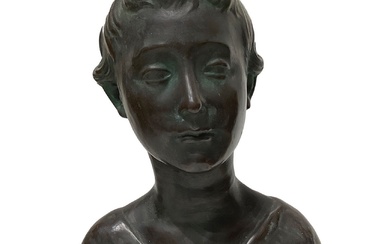 Demi-buste de jeune fille en bronze vert patiné terre cuite, fin du XIXe siècle h...