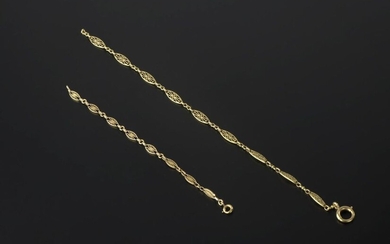 Two articulated bracelets in 18k yellow gold, the links are diamond-shaped with filigree decoration. (accidents and traces of repair).