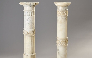 Deux gaines cylindriques en albâtre. Décor de pampres de vignes. Base octogonale. Vers 1900. H:...