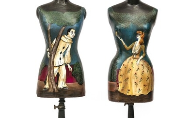 Deux mannequins de couture, vers 1925Couverture de buste en toile sur fond en bois. Pied...