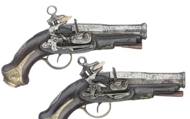 Deux pistolets de voyageur espagnols à miquelet, fin du 18e siècle. Canons lisses, à facettes...