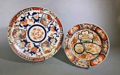 Deux plats en porcelaine Imari, Japon, XIXe... - Lot 61 - De Baecque et Associés
