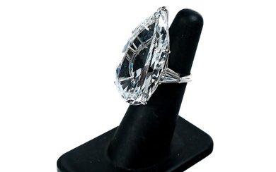 Diamond-Simulant and Gold Ring