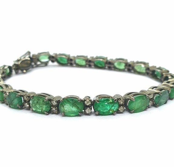 EMERALD AND SMALL DIAMOND TIPS. 925 Sterling Silver bracelet with ruthenium bath. - 16 g