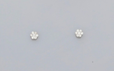 Earrings each drawing a white gold flower, 750 MM, covered with diamonds, 5 x 5 mm, weight: 1.2gr. rough.