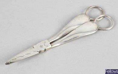 An Edwardian silver pair of grape scissors.