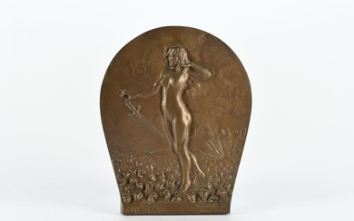 FERNAND-DUBOIS, Emile (1869-1952). Allégorie de la guerre. Plaque en bronze à patine brune à fronton...
