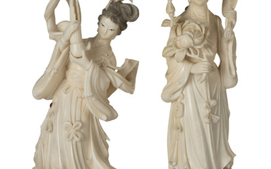 Femmes, 2 sculptures en ivoire, Chine, XXe s., les deux debout, l'une tenant un orgue à bouche, l'autre des fleurs et un éventail, sur soc