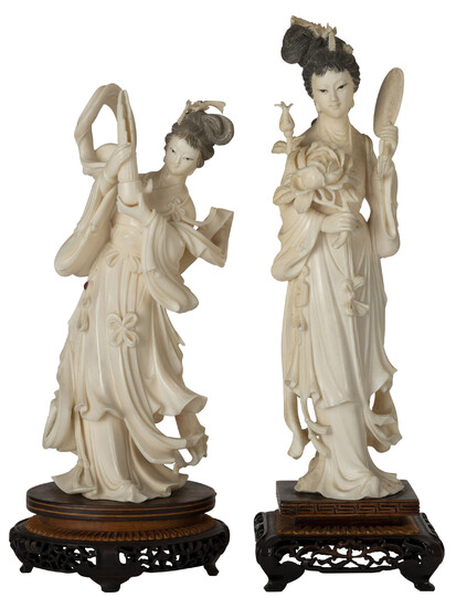 Femmes, 2 sculptures en ivoire, Chine, XXe s., les deux debout, l'une tenant un orgue à bouche, l'autre des fleurs et un éventail, sur soc