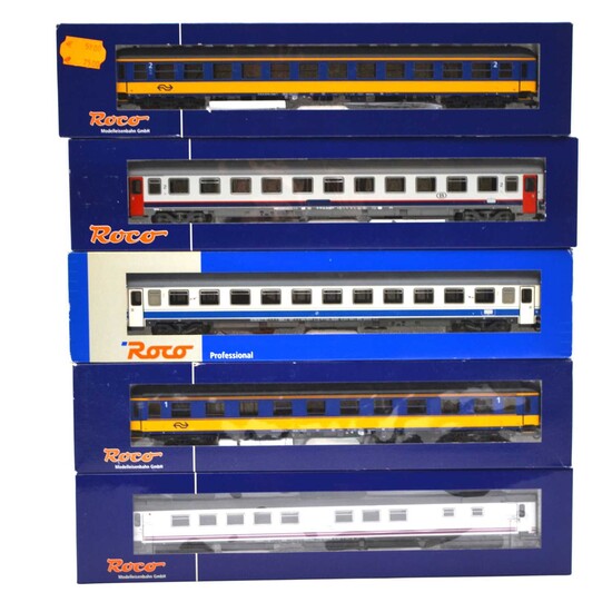 Five Roco HO gauge model railway passenger coaches