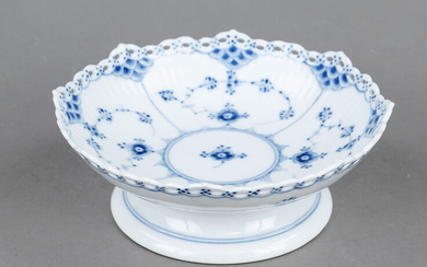 Footed bowl, Royal Copenhagen, Denmark, end of 20th century, model no. 1023, décor Musselmalet in