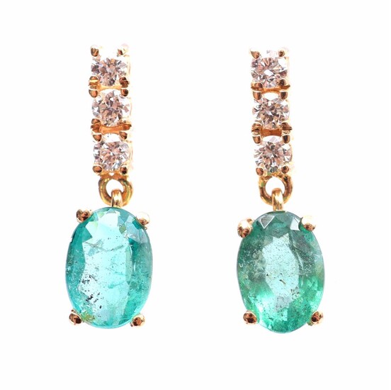 (-), Gold earrings, 18 kt., set with emerald...