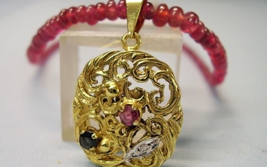Goldschmiede-Anfertigung - 8 kt. Yellow gold - Necklace, Pendant - 35.00 ct Ruby - Diamond, Ruby, Sapphire
