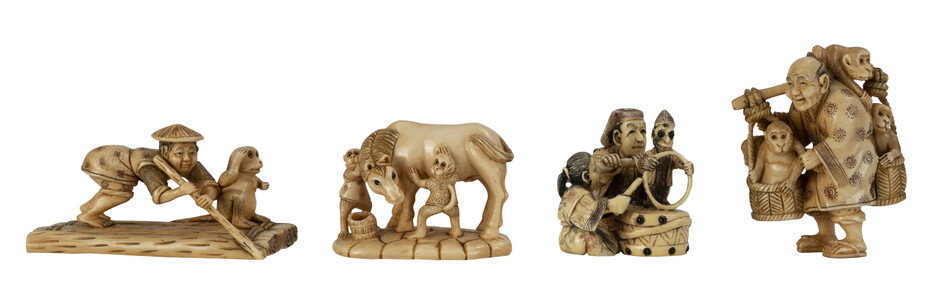 Groupes avec singes, collection de 4 netsuke en ivoire, Japon, première moitié du XXe s.: 1 avec un cheval entouré de deux singes, 1 repr