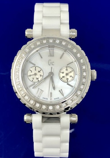 Guess Collection- 32 DIAMONDS Diver Chic White Ceramic Swiss Made - I01200L1 - Women - 2011-present