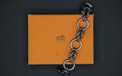 HERMES Paris, Bracelet en argent articulé d'anneaux ronds et noeuds marins. Signé. Poids brut: 52,66 g / L. 17 cm / Ø. 6-6.5 cm