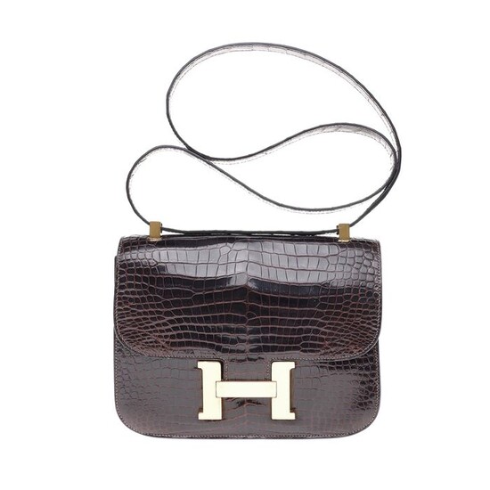 Hermès - Constance 23 cm en cuir crocodile porosus marron et accastillage en métal plaqué or Crossbody bag