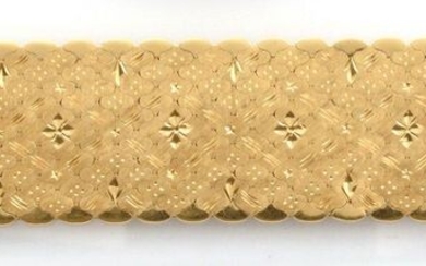 Important BRACELET in yellow gold with chiselled stitches drawing a geometrical and flowery pattern. Gross weight: 99 g Length: 18.5 cm Width: 3.5 cm A yellow gold bracelet