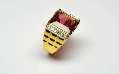 Importante bague or jaune, anneau godronné, centrée d'une tourmaline rose...
