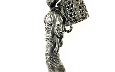 Impressive bronze sculpture of a woman farmer with a wicker basket - Bronze - Signed Jōnan 城南 - Japan - Meiji period (1868-1912)