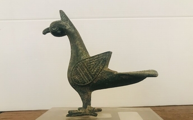LAMPE à huile en forme d'oiseau. Bronze à patine verte. Iran (?), Période islamique.