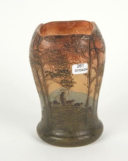 LEGRAS François Théodore (1839/1916). Vase de forme balustre en verre multicouches émaillé à décor tournant...