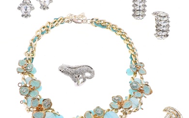 LOT COMPRENANT Un collier en métal doré et perles, articulé au décolleté d'un motif floral...
