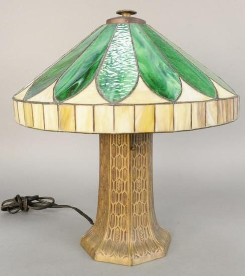Leaded glass table lamp shade having large leaves with